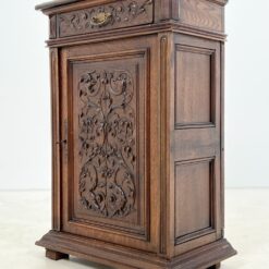 Ąžuolinė drožinėta vienų durų ir vieno stalčiaus spintelė 37x66x95 cm