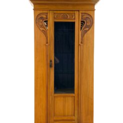 Art Nouveau riešutmedžio vitrina su apšvietimu 48x106x220 cm