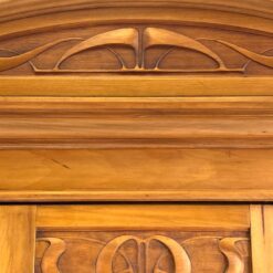 Art Nouveau riešutmedžio vitrina su apšvietimu 48x106x220 cm