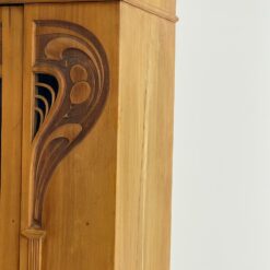 Art Nouveau riešutmedžio vitrina su apšvietimu 48x106x220 cm