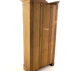 Art Nouveau riešutmedžio vitrina su apšvietimu 48x106x220 cm