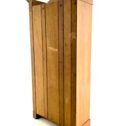 Art Nouveau riešutmedžio vitrina su apšvietimu 48x106x220 cm