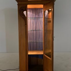 Art Nouveau riešutmedžio vitrina su apšvietimu 48x106x220 cm