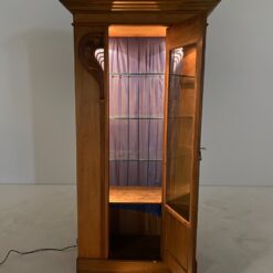 Art Nouveau riešutmedžio vitrina su apšvietimu 48x106x220 cm