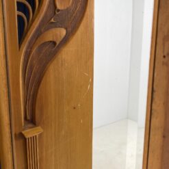 Art Nouveau riešutmedžio vitrina su apšvietimu 48x106x220 cm