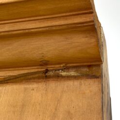Art Nouveau riešutmedžio vitrina su apšvietimu 48x106x220 cm