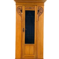 Art Nouveau riešutmedžio vitrina su apšvietimu 48x106x220 cm
