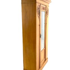 Art Nouveau riešutmedžio vitrina su apšvietimu 48x106x220 cm