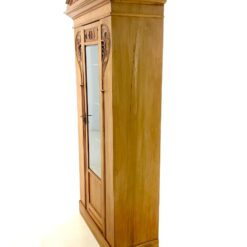 Art Nouveau riešutmedžio vitrina su apšvietimu 48x106x220 cm