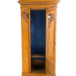 Art Nouveau riešutmedžio vitrina su apšvietimu 48x106x220 cm