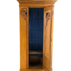 Art Nouveau riešutmedžio vitrina su apšvietimu 48x106x220 cm