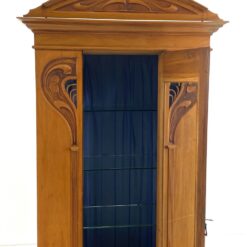 Art Nouveau riešutmedžio vitrina su apšvietimu 48x106x220 cm