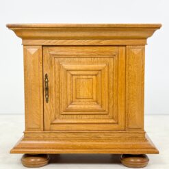 Ąžuolinė spintelė 58x85x82 cm