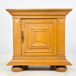 Ąžuolinė spintelė 58x85x82 cm