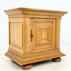 Ąžuolinė spintelė 58x85x82 cm