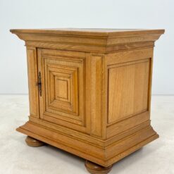 Ąžuolinė spintelė 58x85x82 cm