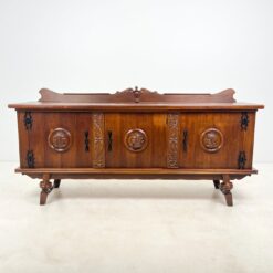 Ąžuolinė trijų durų komoda su drožinėtais karių biustais ir metalo apdailomis 57x225x112 cm