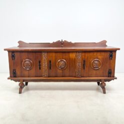 Ąžuolinė trijų durų komoda su drožinėtais karių biustais ir metalo apdailomis 57x225x112 cm