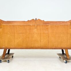 Ąžuolinė trijų durų komoda su drožinėtais karių biustais ir metalo apdailomis 57x225x112 cm