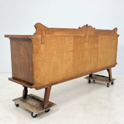 Ąžuolinė trijų durų komoda su drožinėtais karių biustais ir metalo apdailomis 57x225x112 cm