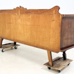 Ąžuolinė trijų durų komoda su drožinėtais karių biustais ir metalo apdailomis 57x225x112 cm