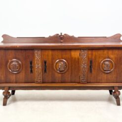 Ąžuolinė trijų durų komoda su drožinėtais karių biustais ir metalo apdailomis 57x225x112 cm