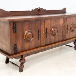 Ąžuolinė trijų durų komoda su drožinėtais karių biustais ir metalo apdailomis 57x225x112 cm