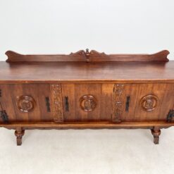 Ąžuolinė trijų durų komoda su drožinėtais karių biustais ir metalo apdailomis 57x225x112 cm