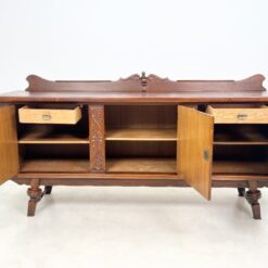 Ąžuolinė trijų durų komoda su drožinėtais karių biustais ir metalo apdailomis 57x225x112 cm