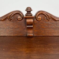 Ąžuolinė trijų durų komoda su drožinėtais karių biustais ir metalo apdailomis 57x225x112 cm