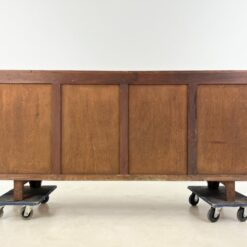 Brutalizmo stiliaus ąžuolinė keturių durų komoda su eko odos apdailomis 55x220x95 cm