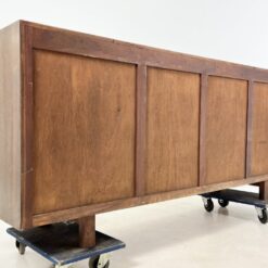 Brutalizmo stiliaus ąžuolinė keturių durų komoda su eko odos apdailomis 55x220x95 cm