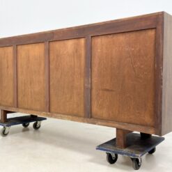 Brutalizmo stiliaus ąžuolinė keturių durų komoda su eko odos apdailomis 55x220x95 cm