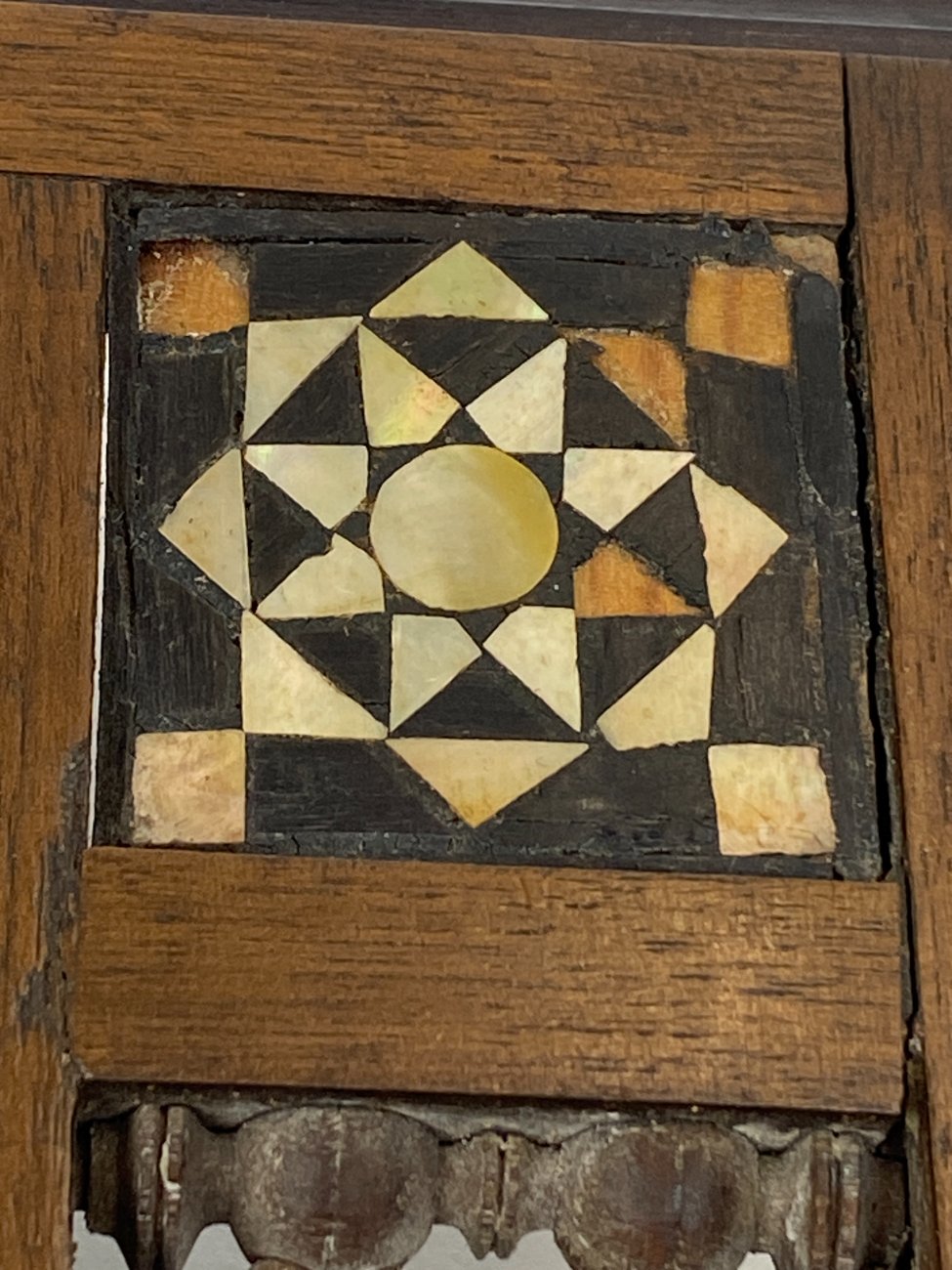 DS0279-veidrodziai-10 Viduriniųjų Rytų stiliaus veidrodis drožinėtame ir perlamutru inkrustuotame rėme 1,5x40x46 cm