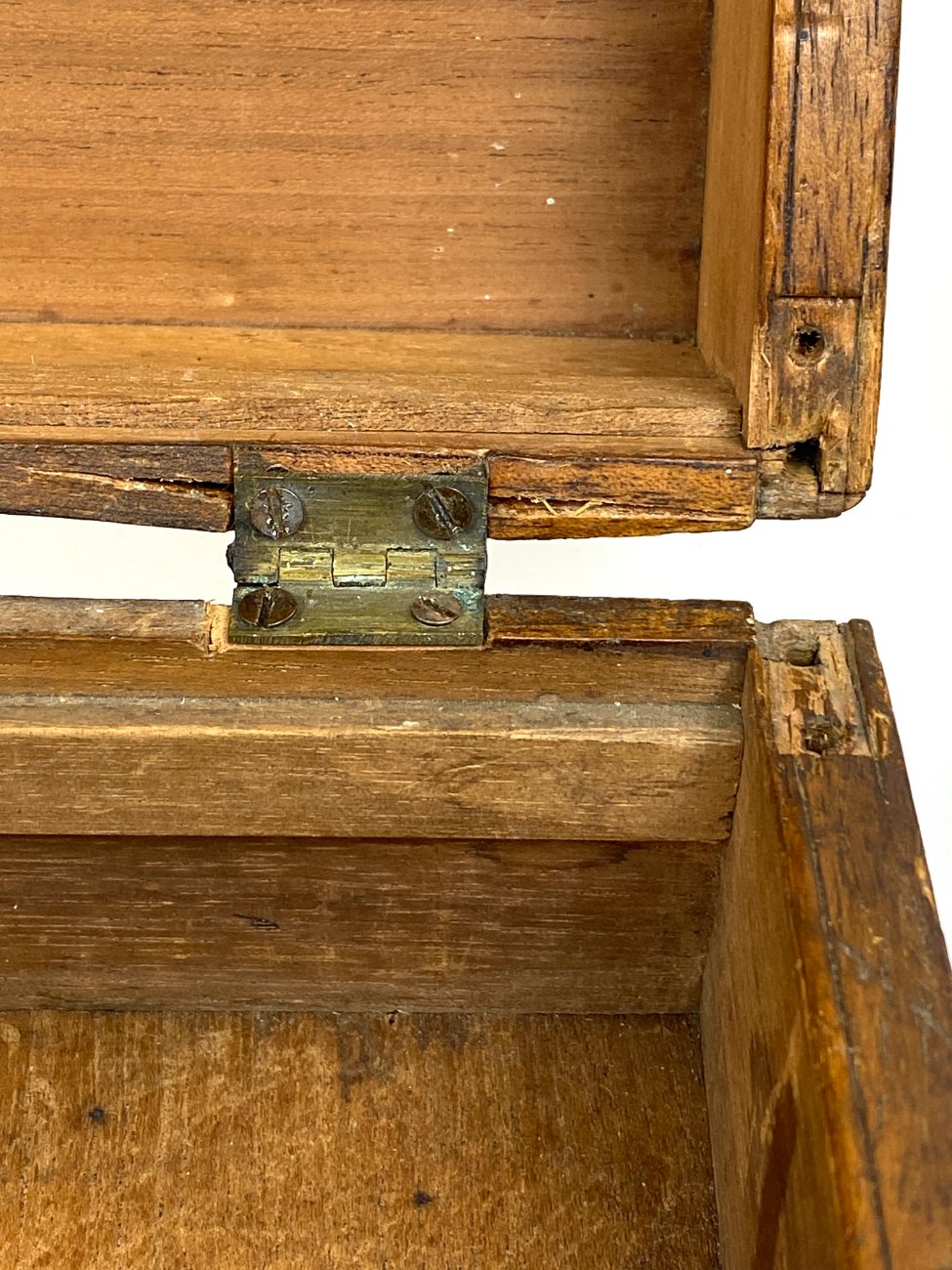 DS0280-dezutes-skryneles-15 Senovinė rakinama raudonmedžio dėžutė su žalvario detalėmis 24×40,5×12,5 cm