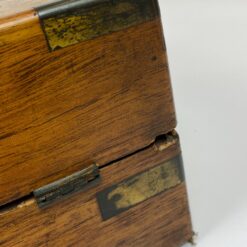 Senovinė rakinama raudonmedžio dėžutė su žalvario detalėmis 24×40,5×12,5 cm