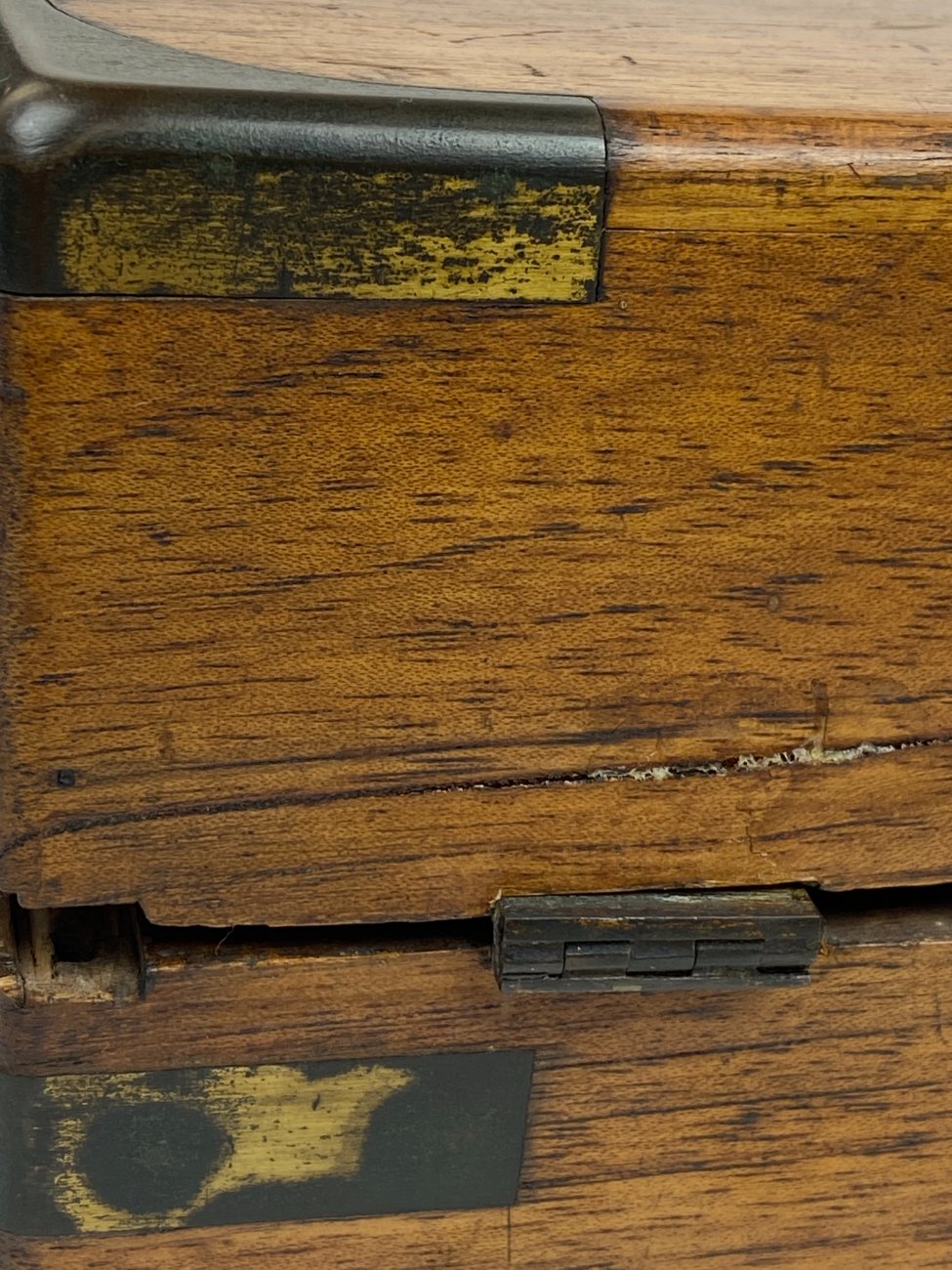 DS0280-dezutes-skryneles-20 Senovinė rakinama raudonmedžio dėžutė su žalvario detalėmis 24×40,5×12,5 cm
