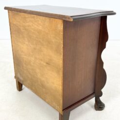 Trijų stalčių riešutmedžio komodėlė 27x68x66 cm