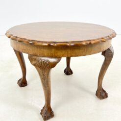 Chippendale stiliaus apvalus riešutmedžio staliukas 71,5×71,5×48 cm