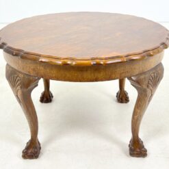 Chippendale stiliaus apvalus riešutmedžio staliukas 71,5×71,5×48 cm