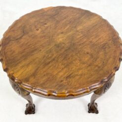 Chippendale stiliaus apvalus riešutmedžio staliukas 71,5×71,5×48 cm