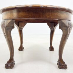 Chippendale stiliaus apvalus riešutmedžio staliukas 71,5×71,5×48 cm