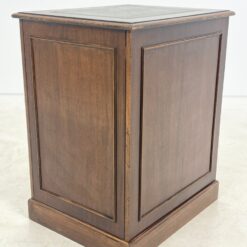 Angliško stiliaus raudonmedžio dviejų stalčių archyvavimo komoda odiniu stalviršiumi 61,5x50x76 cm