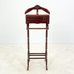 Pastatoma raudonmedžio kabykla kostiumui su stalčiukais 48x51x124,5 cm