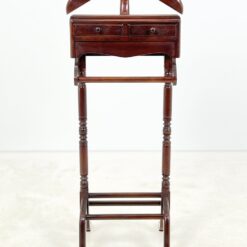 Pastatoma raudonmedžio kabykla kostiumui su stalčiukais 48x51x124,5 cm