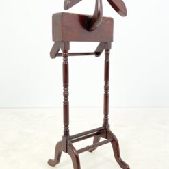 Pastatoma raudonmedžio kabykla kostiumui su stalčiukais 48x51x124,5 cm