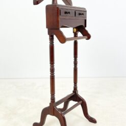 Pastatoma raudonmedžio kabykla kostiumui su stalčiukais 48x51x124,5 cm