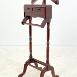 Pastatoma raudonmedžio kabykla kostiumui su stalčiukais 48x51x124,5 cm