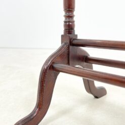 Pastatoma raudonmedžio kabykla kostiumui su stalčiukais 48x51x124,5 cm