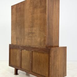 Brutalizmo stiliaus ąžuolinis bufetas su eko odos apdailomis 45x136x159,5 cm